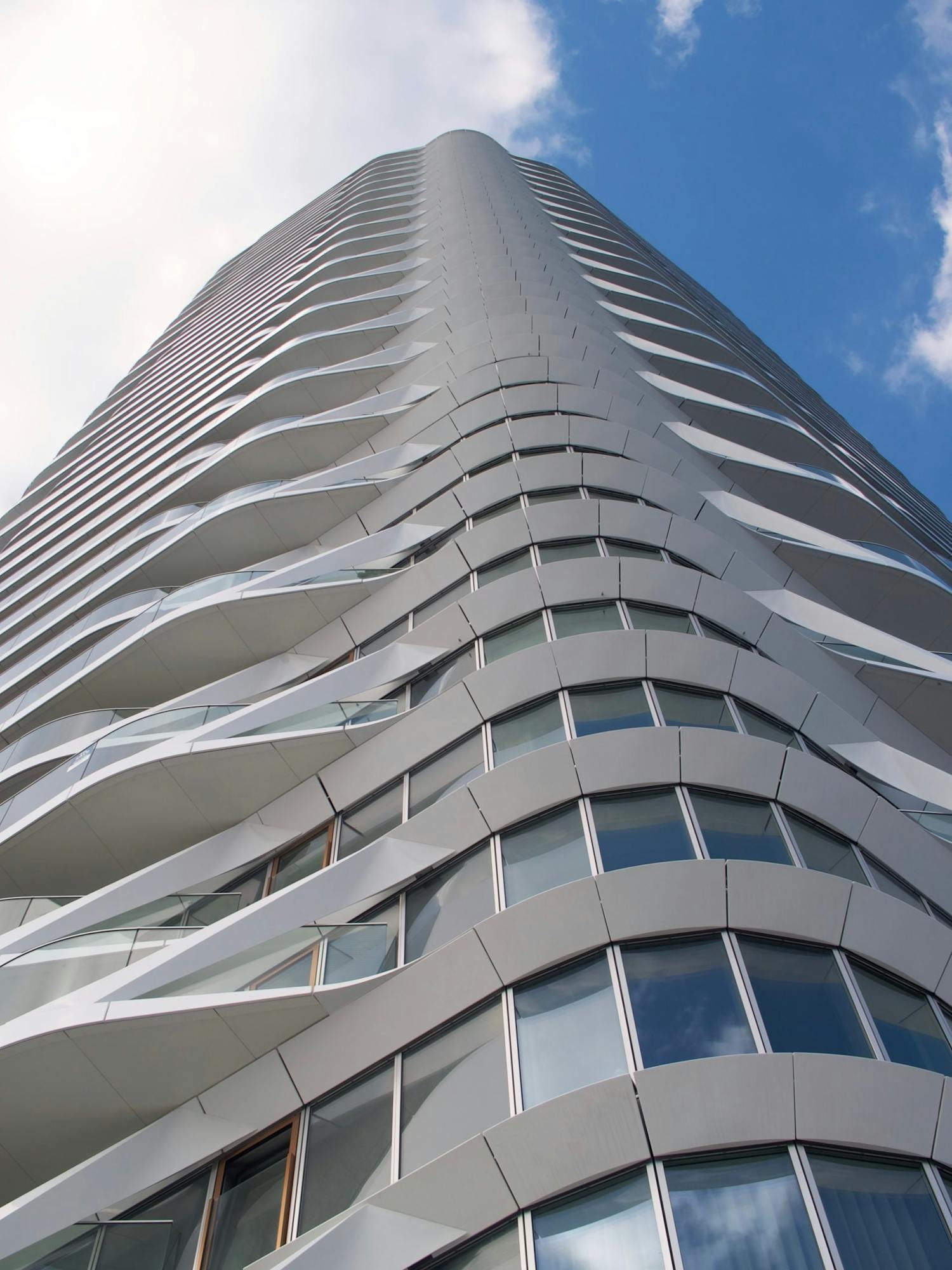 Lighthouse fra bunden. Vend kameraet på siden og skyd Lighthouse i højformat.